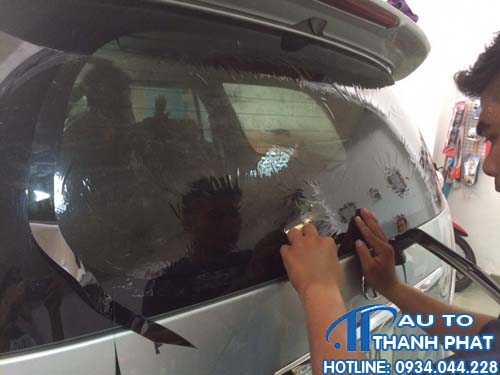nhân viên đang dán phim cách nhiệt cho xe chevrolet spark van