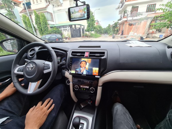 Với màn hình DVD Android Zestech trên xe Toyota Rush, bạn có thể thưởng thức các bộ phim yêu thích và nhạc sống động khi trên đường. Giao diện thân thiện và tính năng đa dạng sẽ mang đến cho bạn trải nghiệm giải trí tuyệt vời.