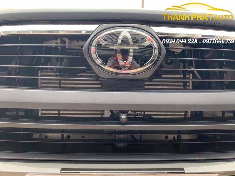 cam-bien-camera-truoc-xe-hilux