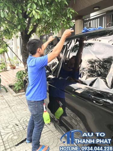 nhân viên đang dán film cách nhiệt cho xe ford everest nhanh chóng