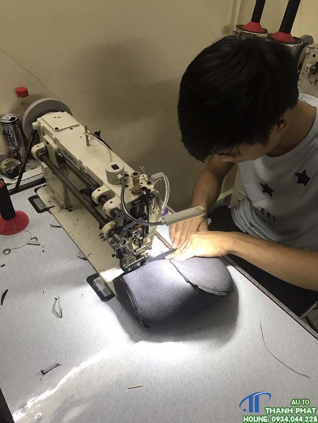 nhân viên đang may da công ghế xe kia morning