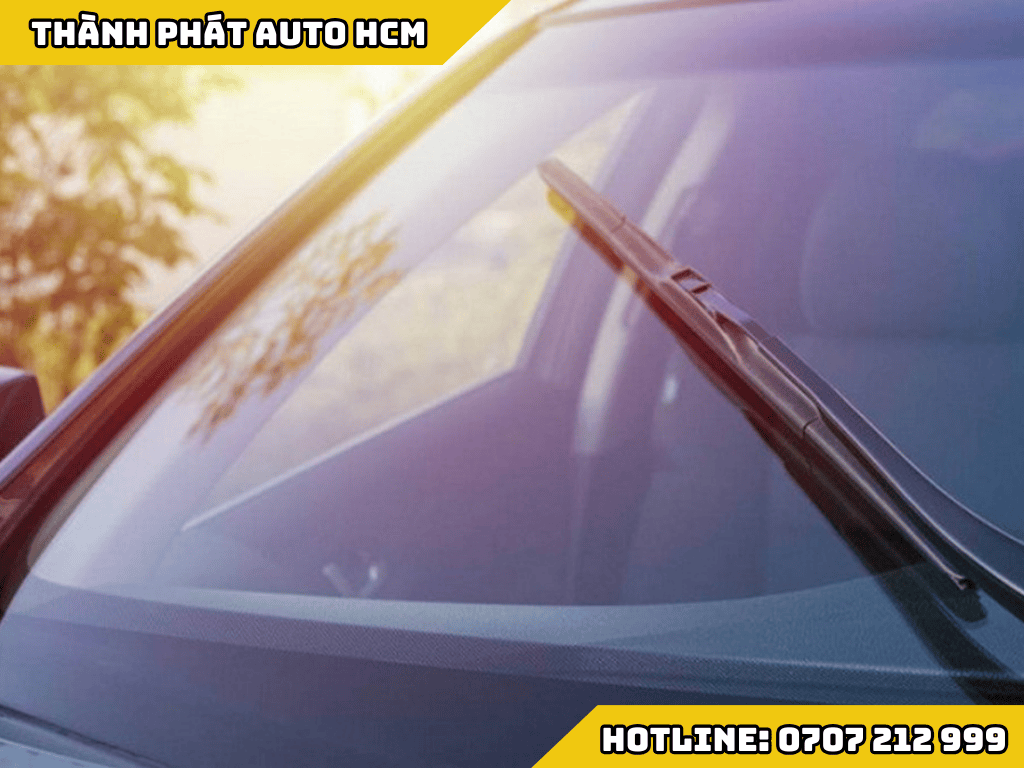 Dán Phim Cách Nhiệt Nên Dán Kính Lái Trước Hay Sau?