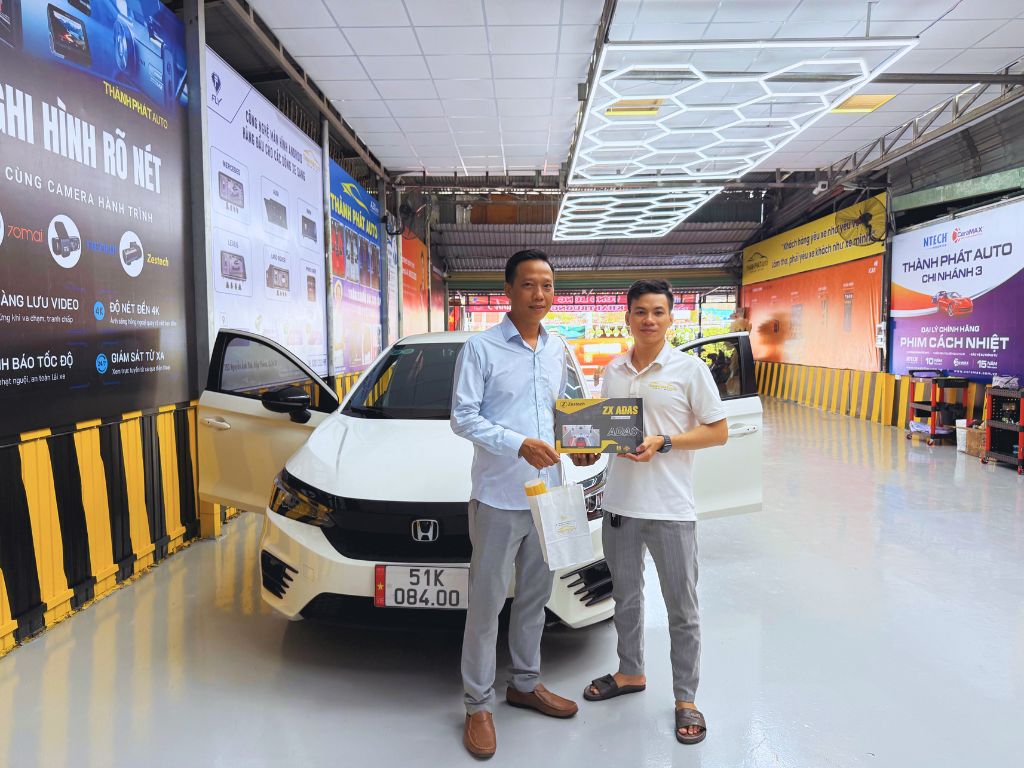 Khách hàng nhận quà ngày khai trương chi nhánh 3