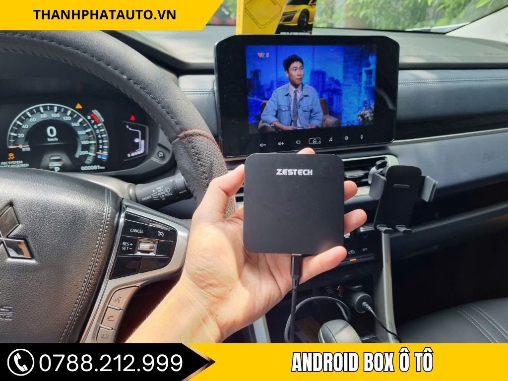 Kỹ thuật Thành Phát Auto cầm thiết bị Zestech khi lắp android box ô tô tại Long An, sản phẩm nhỏ gọn, dễ kết nối và tương thích nhiều dòng xe.