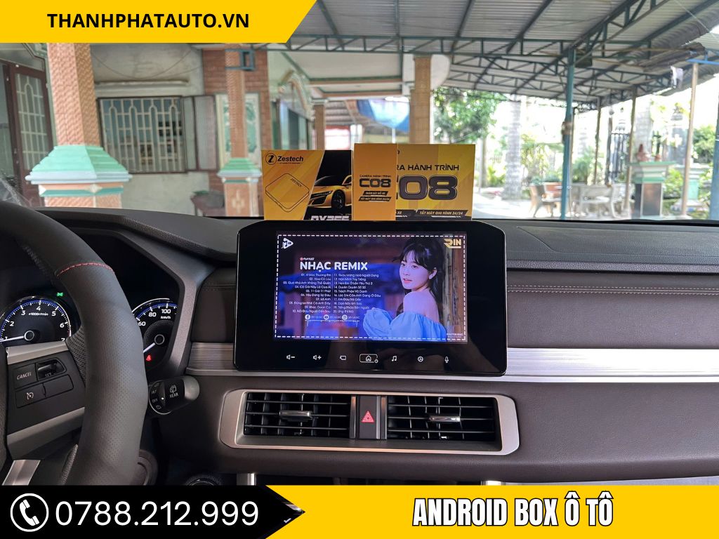 Màn hình Android Box Zestech trên xe Honda City, hiển thị video âm nhạc từ TikTok, giúp hành trình trở nên thú vị hơn với những khoảnh khắc giải trí trong xe.