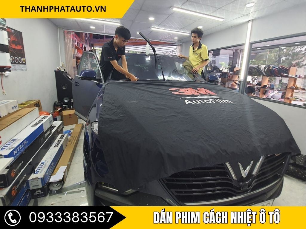 Dịch vụ dán phim cách nhiệt ô tô tại Bình Dương giúp xe luôn mát mẻ và tiết kiệm năng lượng.