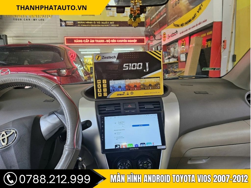 Màn hình Android Zestech lắp cho Toyota Vios 2007, hiển thị giao diện Google Maps và các ứng dụng giải trí, giúp trải nghiệm lái xe trở nên tiện nghi và thông minh hơn.
