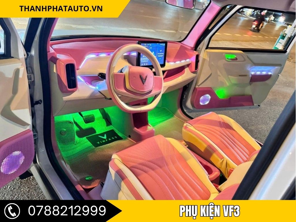 Nội thất xe VF3 được nâng cấp với hệ thống đèn LED trang trí, tạo điểm nhấn đặc biệt cho không gian bên trong xe. Các chi tiết ghế da và bảng điều khiển cũng được tùy chỉnh để mang đến vẻ ngoài hiện đại và tiện nghi.