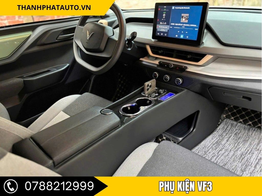 Không gian nội thất của xe VF3 với ghế ngồi bọc vải cao cấp, mang lại cảm giác dễ chịu cho hành khách. Màn hình Android hiện đại tích hợp các tính năng giải trí và thông tin tiện ích cho người lái- Phụ Kiện VF3 Tại Đồng Nai