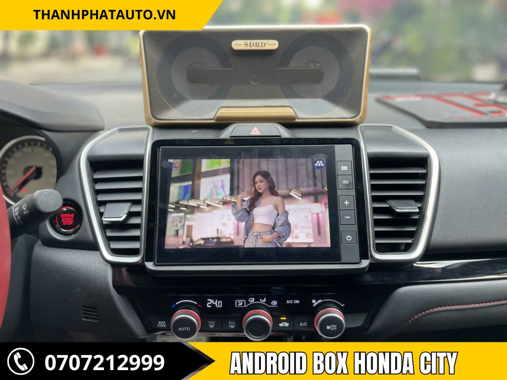 Màn hình Android Box Zestech trên xe Honda City, hiển thị video âm nhạc từ TikTok, giúp hành trình trở nên thú vị hơn với những khoảnh khắc giải trí trong xe.