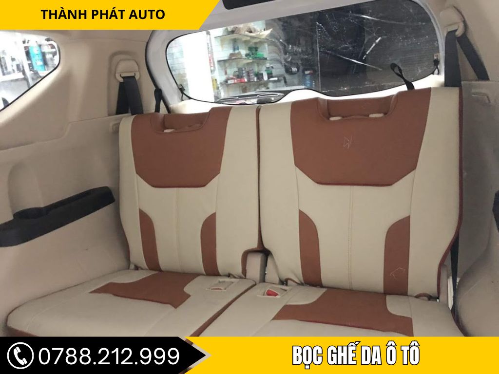Ghế da ô tô hai tông màu nâu – kem sau khi bọc hoàn thiện tại Thành Phát Auto, mang lại không gian nội thất sang trọng và thoải mái.