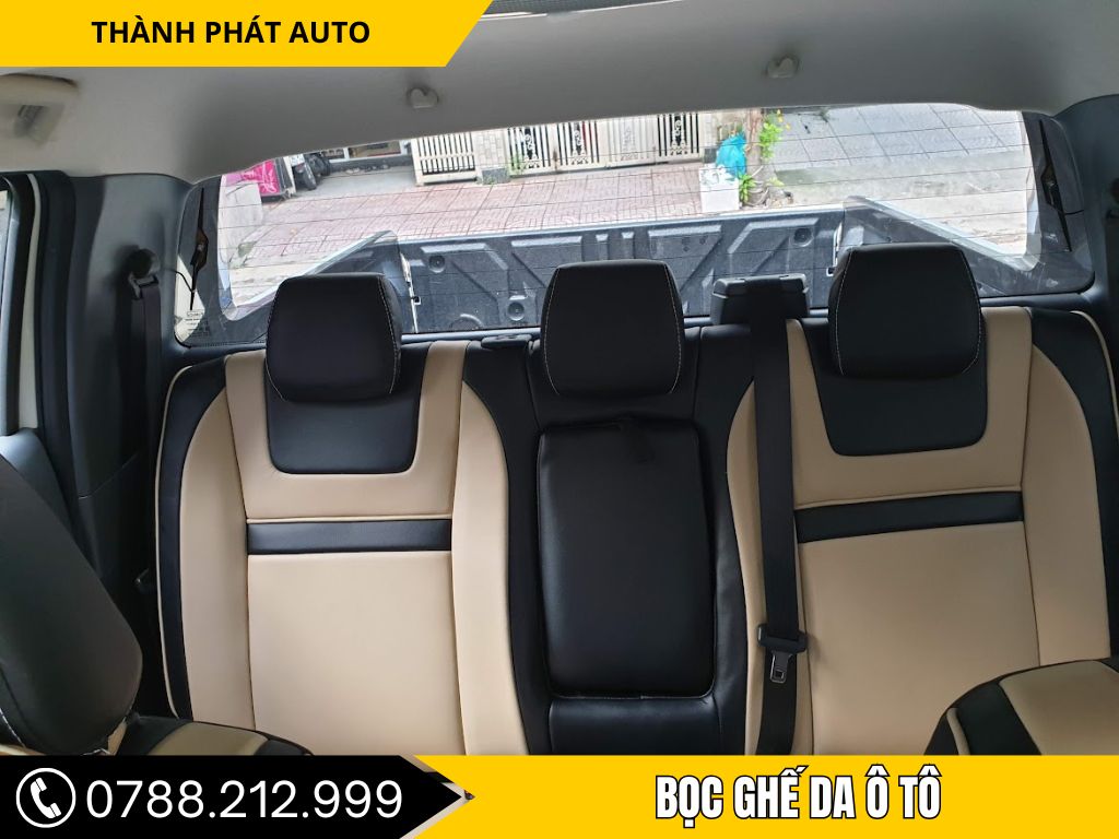 Hình ảnh nội thất xe hơi sau khi bọc ghế da ô tô tại Dĩ An, với bộ ghế da đen sang trọng được thi công tại Thanh Phát Auto.”