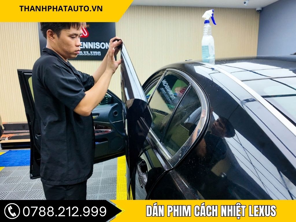 Kỹ thuật viên đang dán phim cách nhiệt cho xe lexus ở trung tâm phụ kiện ô tô tại Thành Phát Auto