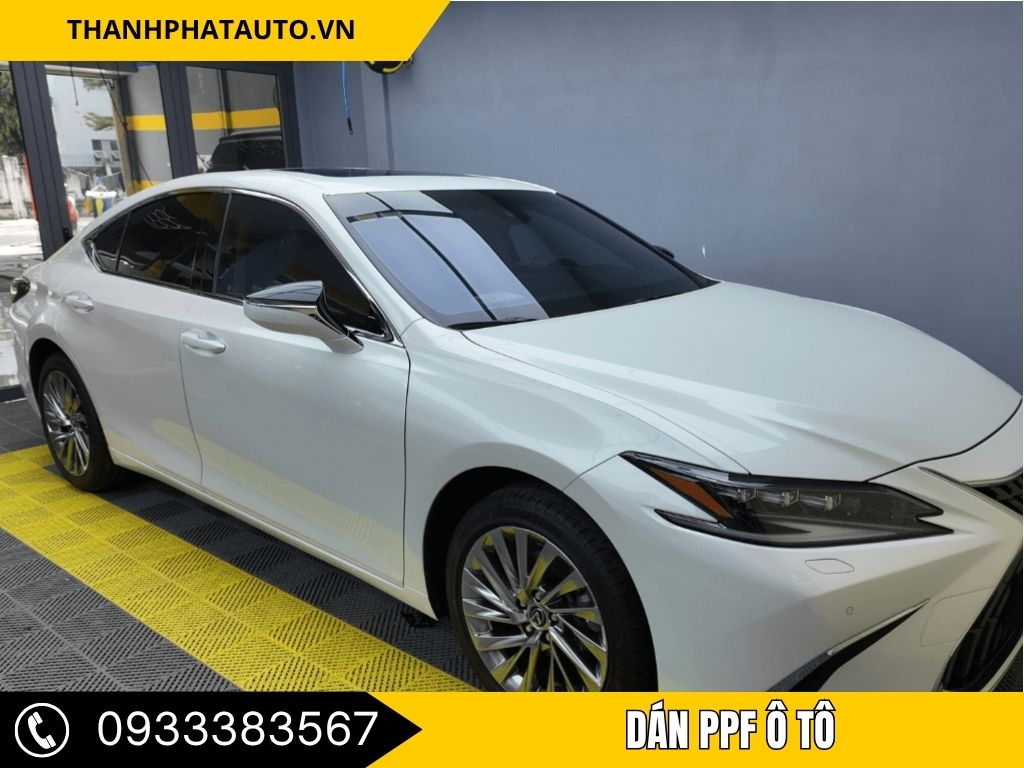 "Hình ảnh xe ô tô đang được dán PPF ô tô tại Đồng Nai, bề mặt sơn xe bóng loáng được bảo vệ bởi lớp phim PPF cao cấp tại Thanh Phát Auto."