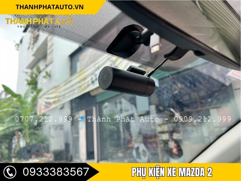 Thợ kỹ thuật Thành Phát Auto đang thi công lắp cho xe Mazda2 – chuyên cung cấp và lắp đặt phụ kiện Mazda2 tại Đồng Nai.”