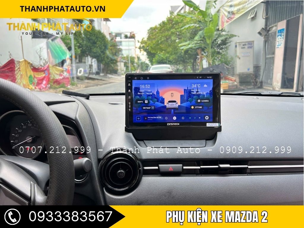 Thợ kỹ thuật Thành Phát Auto đang thi công lắp cho xe Mazda2 – chuyên cung cấp và lắp đặt phụ kiện Mazda2 tại Đồng Nai.”