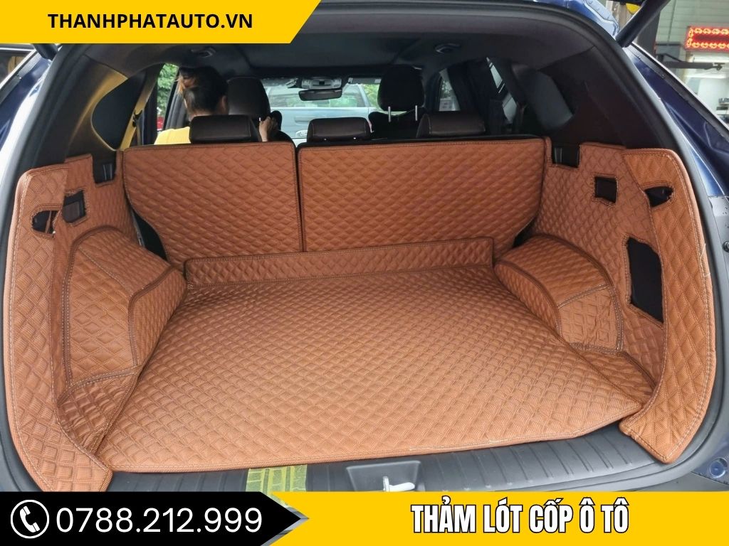 Thảm lót cốp ô tô tại Bình Dương giúp bảo vệ không gian khoang hành lý, giữ cho sàn xe luôn sạch sẽ và bền bỉ. Sản phẩm được thiết kế tinh tế, dễ dàng vệ sinh và chống thấm.