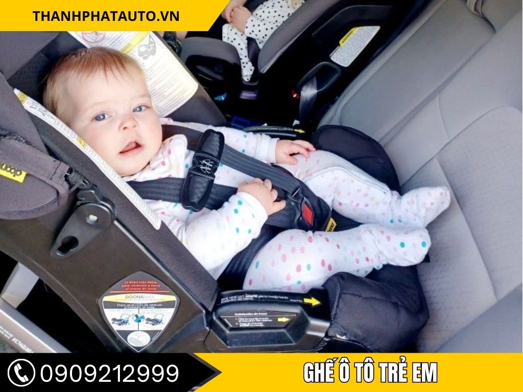 Bé sơ sinh nằm trong Ghế Ô Tô Trẻ Em Gấp Gọn với dây đai chắc chắn, hỗ trợ nâng đỡ toàn thân và đảm bảo an toàn khi di chuyển.