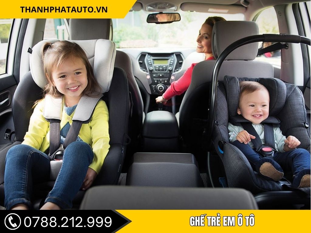 Ghế ô tô trẻ em 15-25kg với thiết kế tựa lưng cao bảo vệ đầu và cổ bé an toàn.