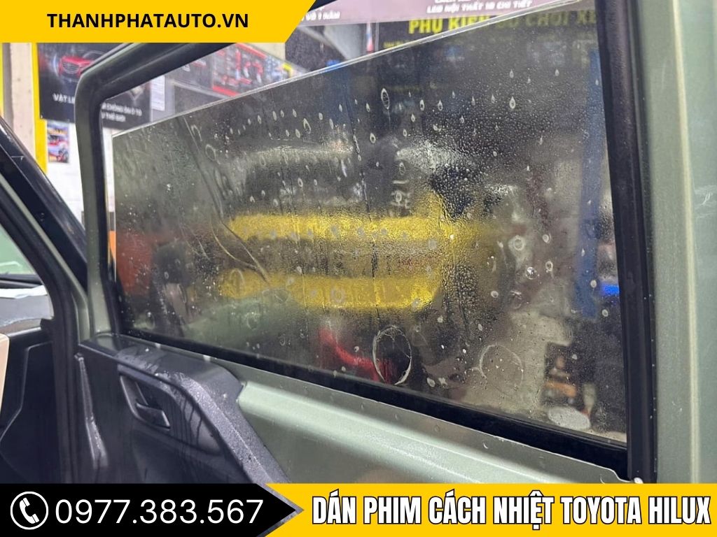 Hình Ảnh Dán Phim Cách Nhiệt Toyota Hilux