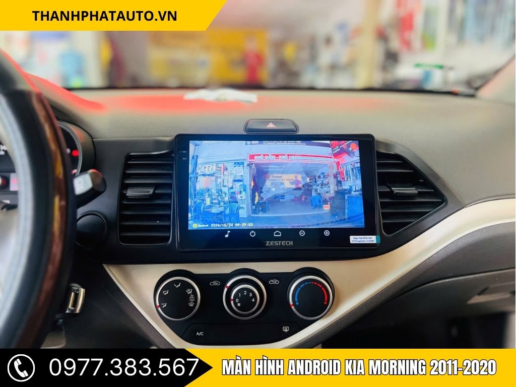 Màn hình hiển thị hình ảnh phía sau xe khi vào số lùi trong điều kiện đô thị.