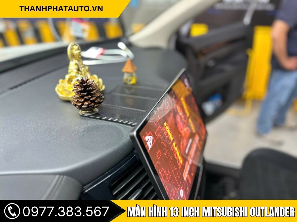 Hình ảnh màn hình 13 inch cho xe Mitsubishi Outlander