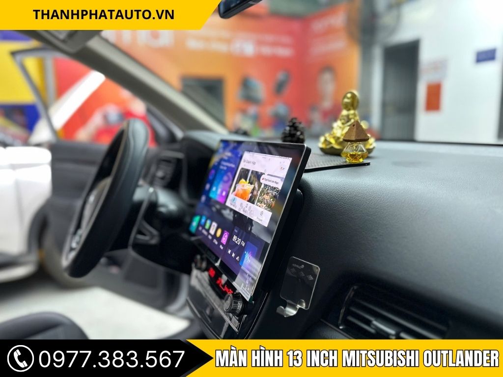 Hình ảnh màn hình 13 inch cho xe Mitsubishi Outlander
