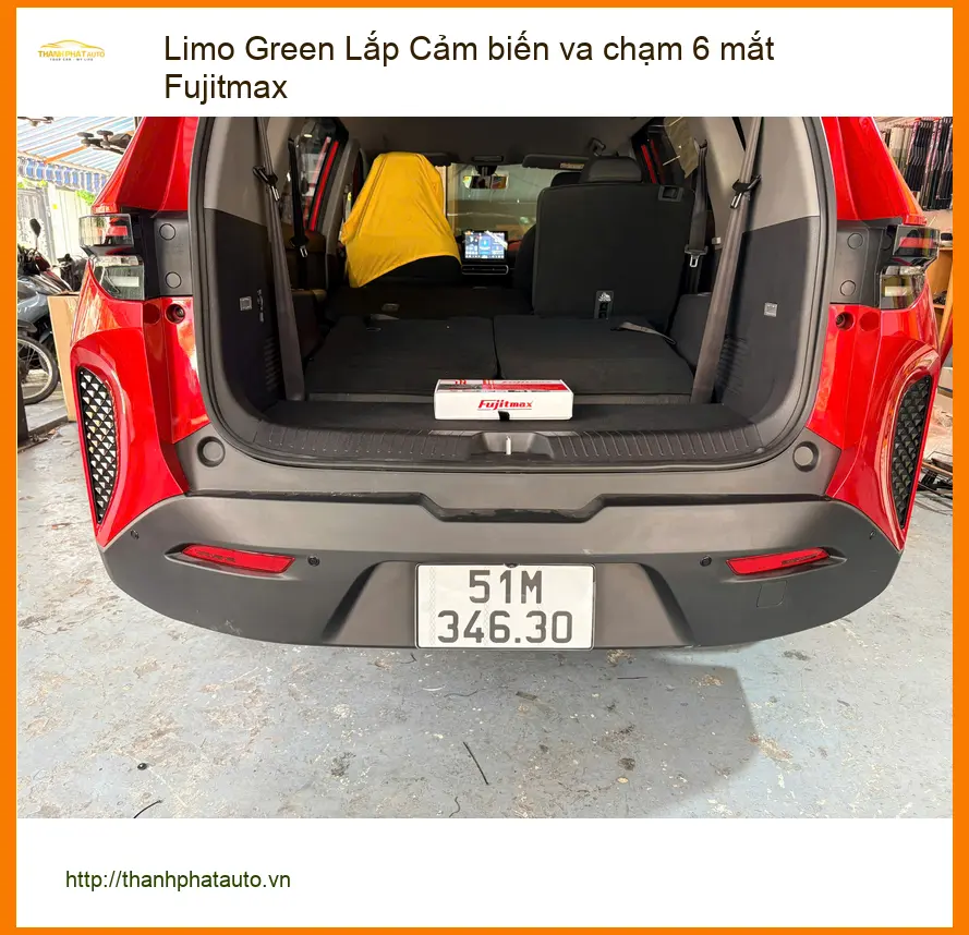 Chị Mai lắp cảm biến va chạm 6 mắt Fujitmax cho Limo Green Quận 12 an toàn. ảnh thực tế 2