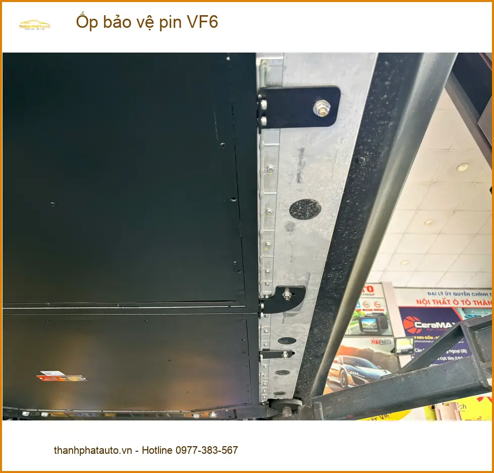 Anh Minh gắn ốp bảo vệ pin VF6 ở Quận 9 tránh va đập hư hỏng