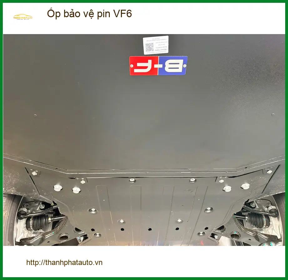 Anh Khang lắp ốp bảo vệ pin VinFast VF6 tại Thủ Đức để tăng cường độ bền.