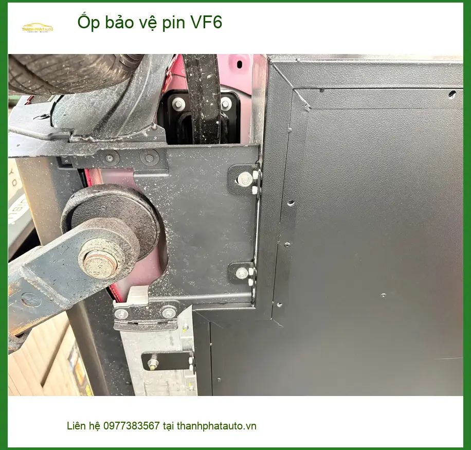 Anh Khang lắp ốp bảo vệ pin VinFast VF6 tại Thủ Đức để tăng cường độ bền. ảnh thực tế 2