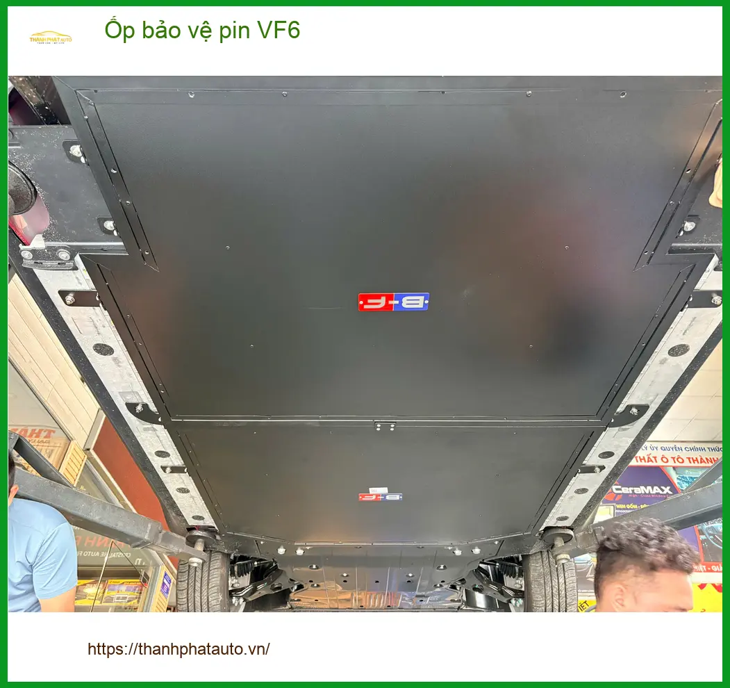 Anh Khang lắp ốp bảo vệ pin VinFast VF6 tại Thủ Đức để tăng cường độ bền. ảnh thực tế 3