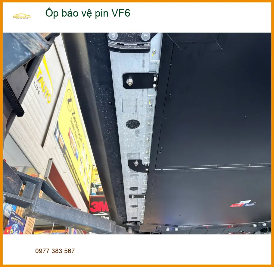 Anh Khang lắp ốp bảo vệ pin VinFast VF6 tại Thủ Đức để tăng cường độ bền. ảnh thực tế 5