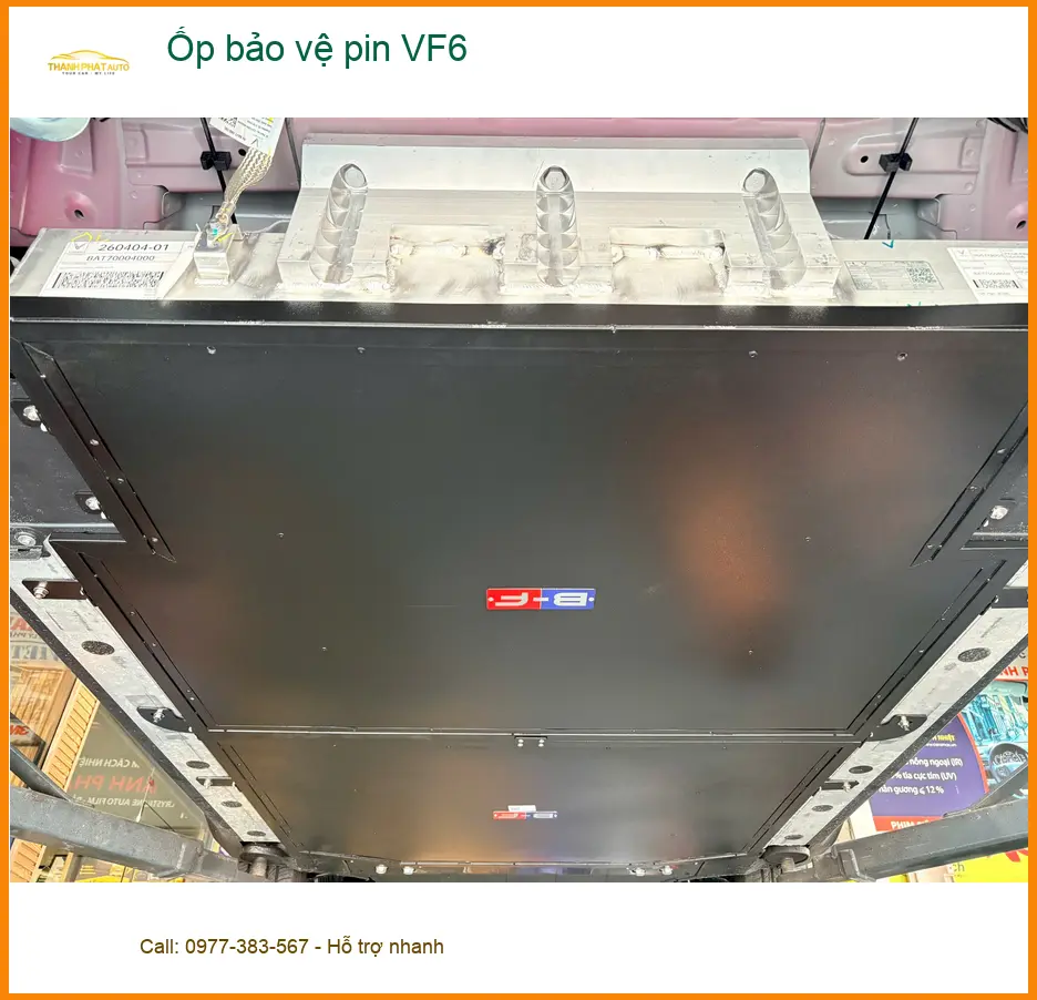 Chị Thảo gắn ốp bảo vệ pin VF6 tại Quận 12 để an tâm hơn khi lái xe