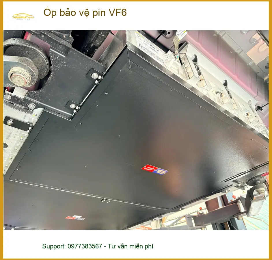 Chị Thảo gắn ốp bảo vệ pin VF6 tại Quận 12 để an tâm hơn khi lái xe ảnh thực tế 3