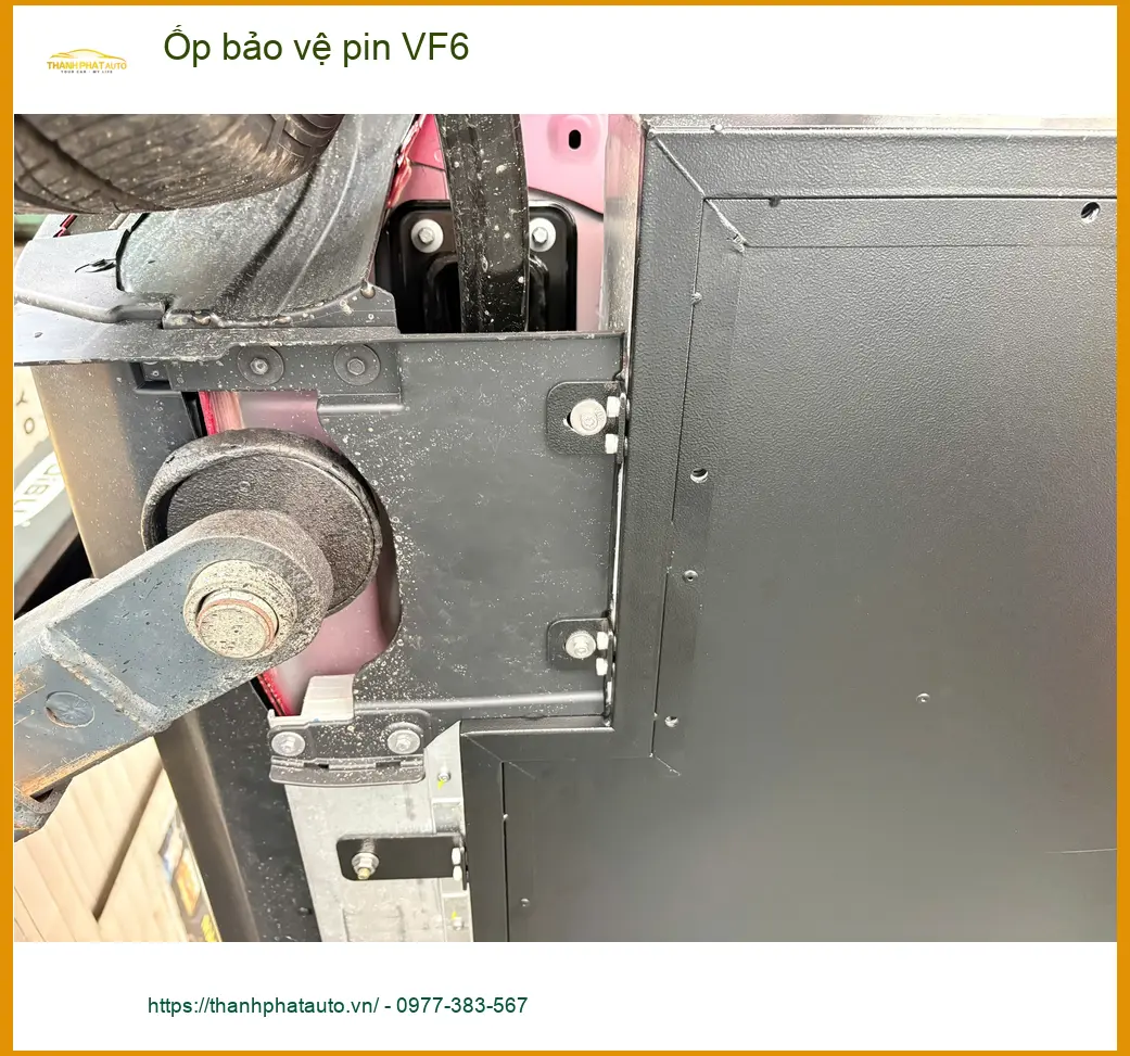 Chị Thảo gắn ốp bảo vệ pin VF6 tại Quận 12 để an tâm hơn khi lái xe ảnh thực tế 4