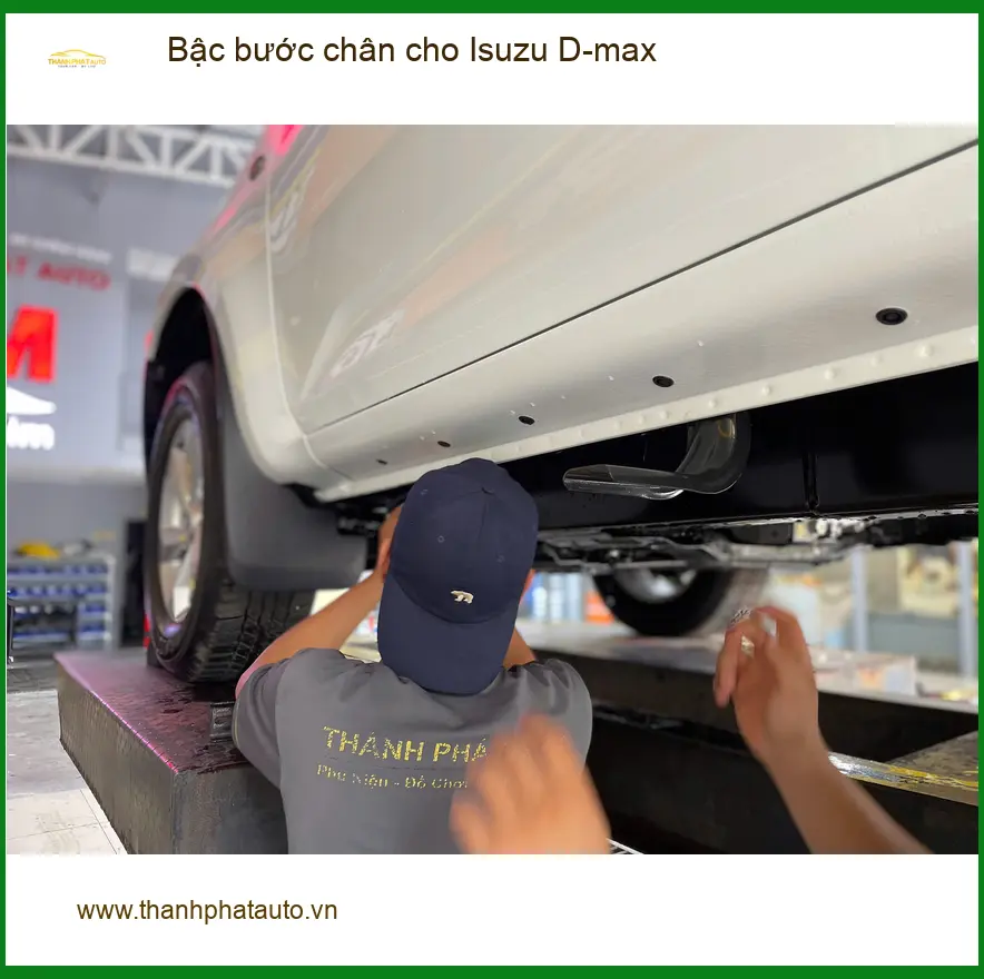 Anh Khải lắp bậc bước chân cho Isuzu D-max tại Quận 12 để gia đình lên xuống xe dễ dàng