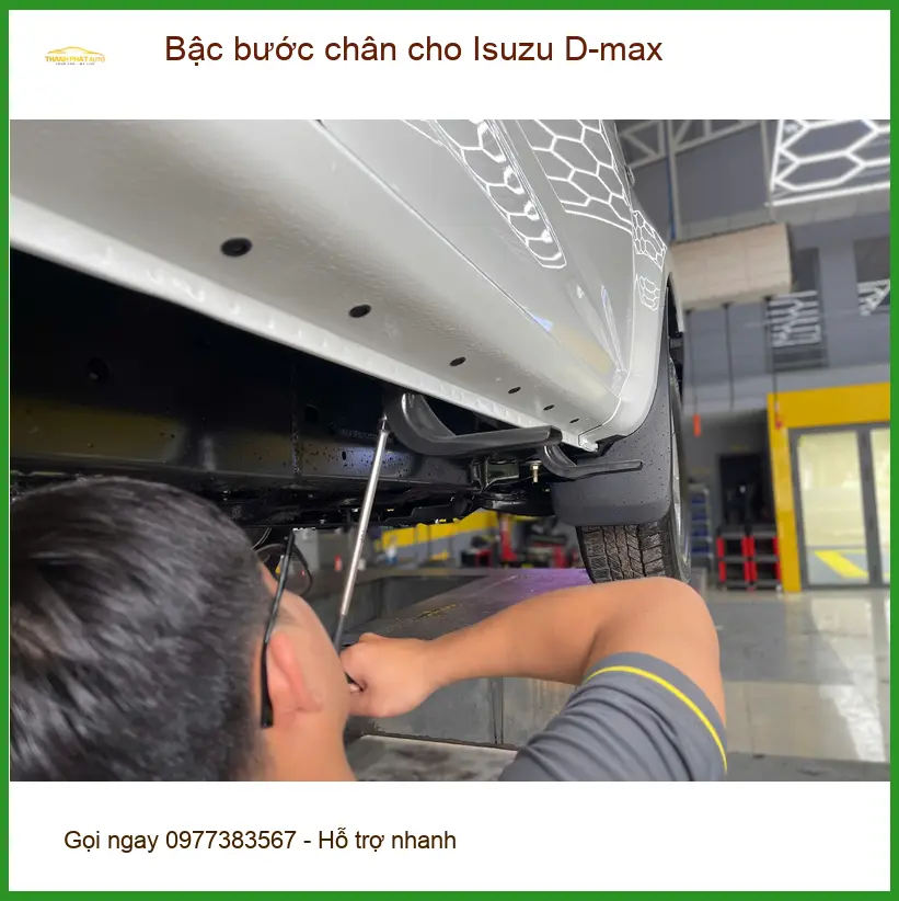 Chú Khang lắp bậc bước chân cho Isuzu D-max tại Bình Chánh để tiện lên xuống