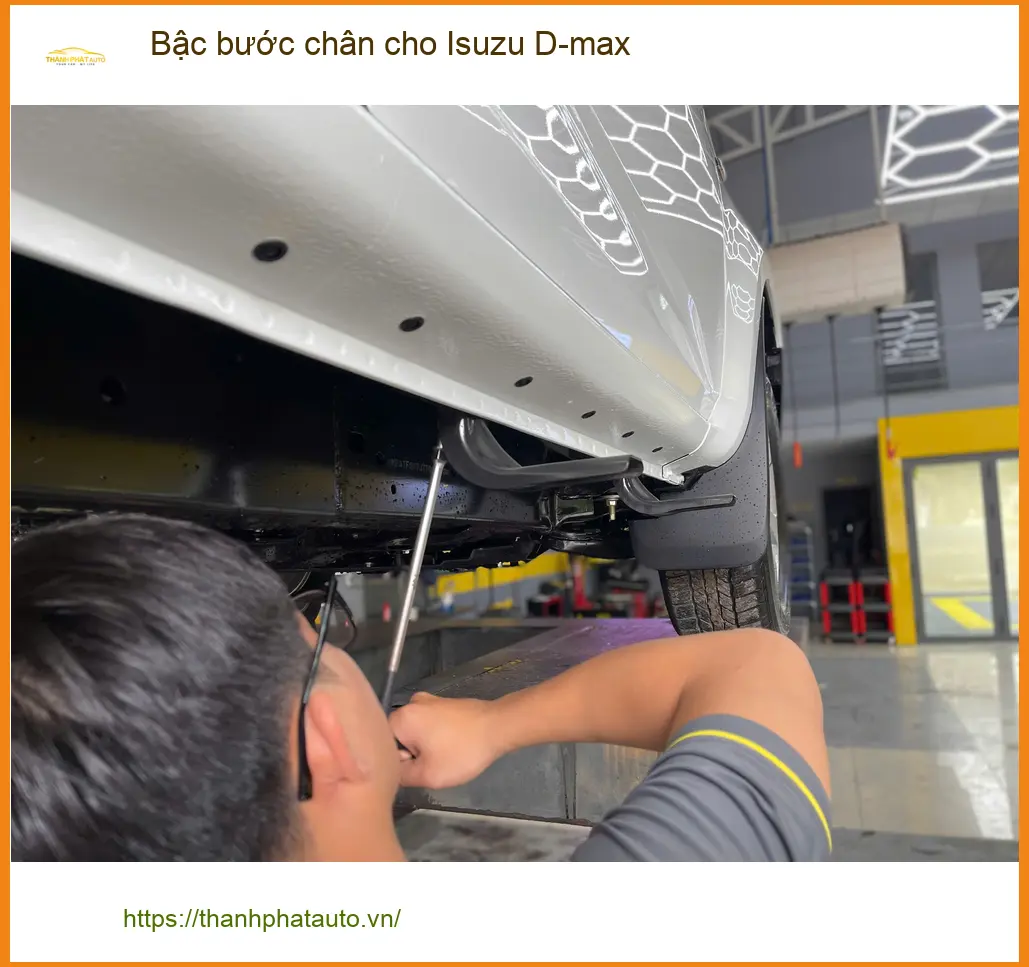 Anh Tùng lắp bậc bước chân cho Isuzu D-max tại Quận 5 để gia đình lên xuống an toàn