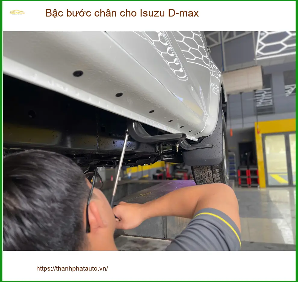 Anh Khải lắp bậc bước chân cho Isuzu D-max tại Hóc Môn để lên xuống xe an toàn hơn