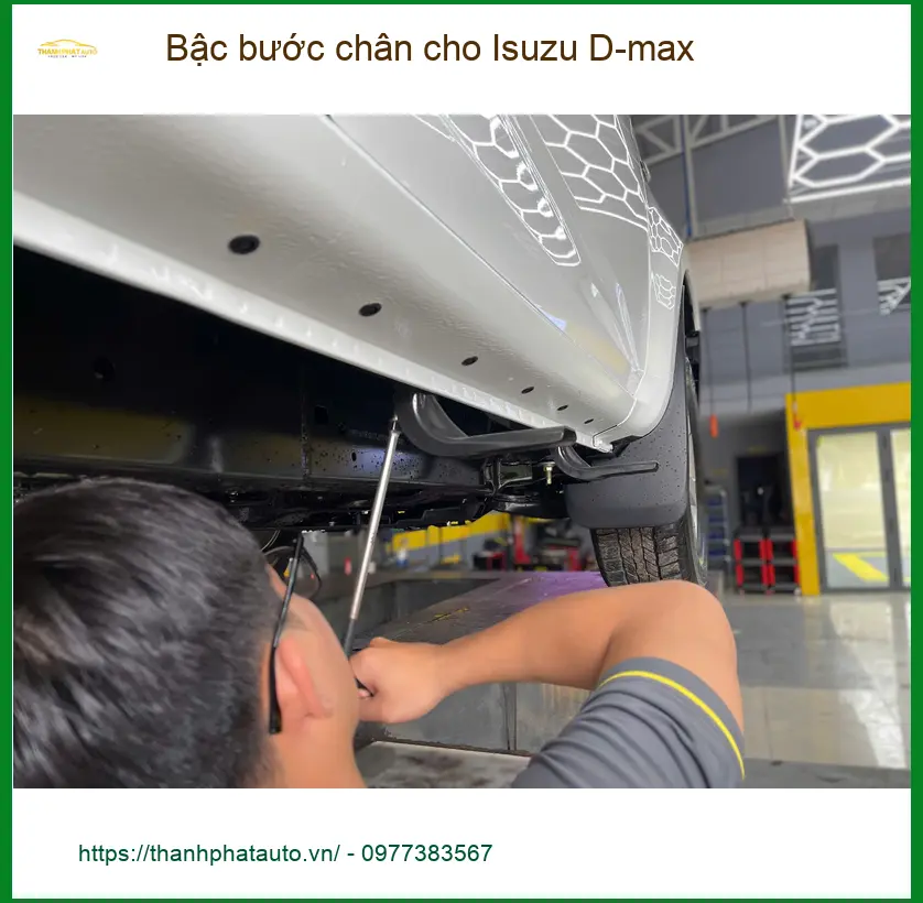 Anh Minh lắp bậc bước chân Isuzu D-max tại Quận 9, cam kết chính hãng, giá tốt ảnh thực tế 4