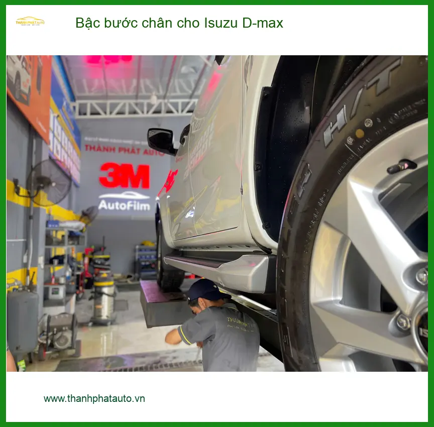 Anh Quang lắp bậc bước chân cho Isuzu D-max tại Nhà Bè để tiện lên xuống