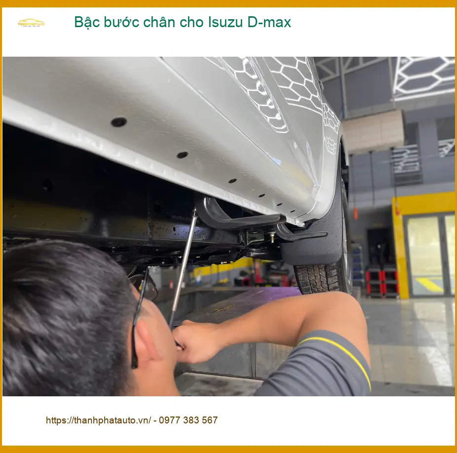 Anh Vỹ lắp bậc bước chân Isuzu D-max Quận 1, xe trông thể thao và dễ lên xuống.