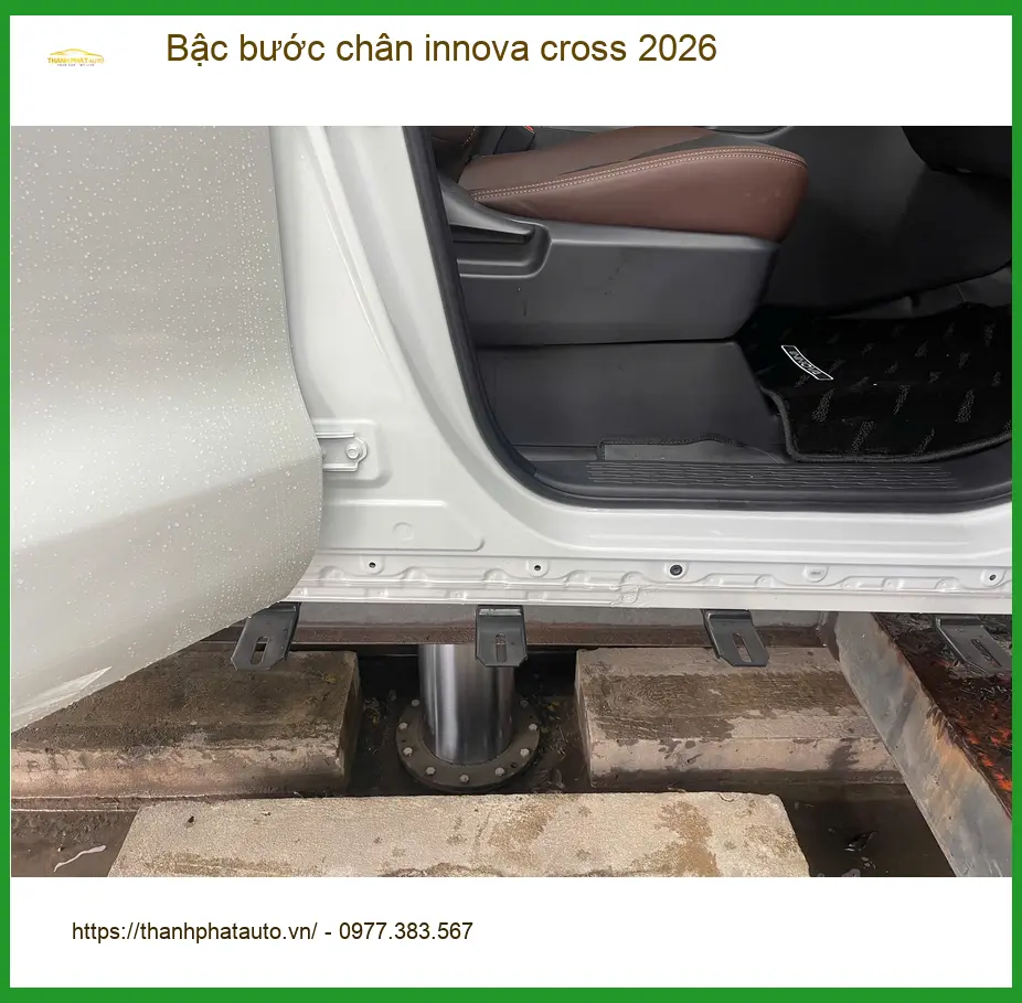 Anh Khôi lắp bậc bước chân Toyota Innova Cross 2026 tại Quận Gò Vấp ảnh thực tế 3