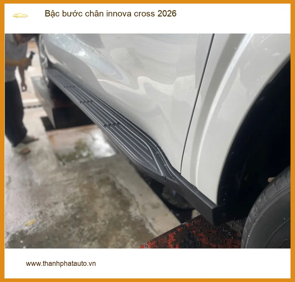 Anh Khôi lắp bậc bước chân Toyota Innova Cross 2026 tại Quận Gò Vấp ảnh thực tế 4