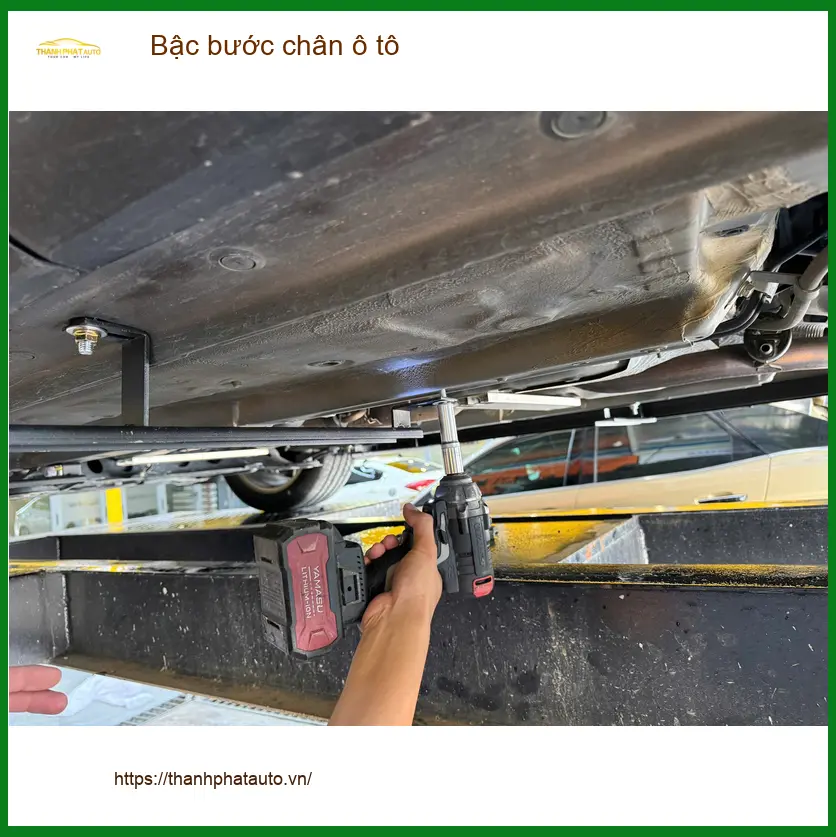Chị Thảo lắp bậc bước chân ô tô Toyota Fortuner ở Củ Chi tiện lợi