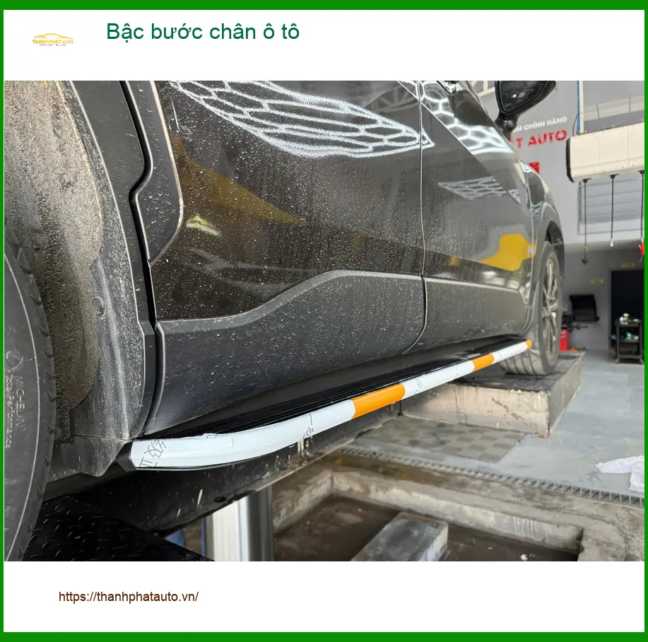 Chị Thanh lắp bậc bước chân ô tô Hyundai Santa Fe tại Nhà Bè