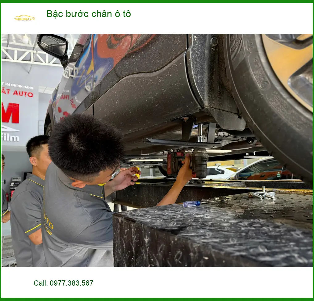 Anh Dũng lắp bậc bước chân ô tô Hyundai SantaFe tại Quận 8 uy tín