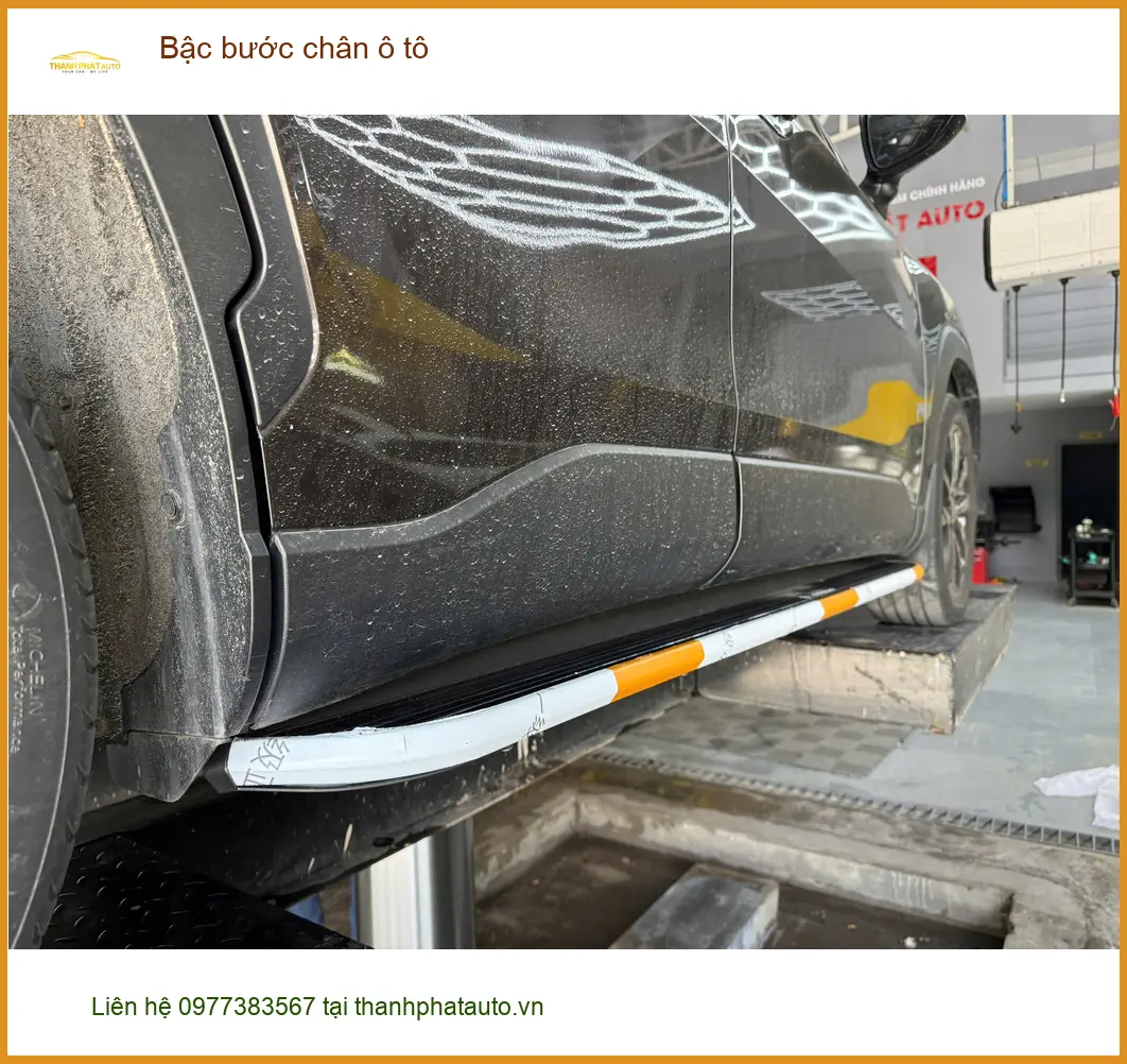 Anh Dũng lắp bậc bước chân ô tô Hyundai SantaFe tại Quận 8 uy tín ảnh thực tế 3