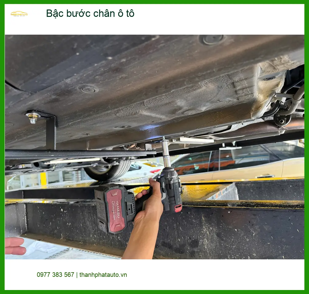 Chị Mai lắp bậc bước chân ô tô cho Kia Carnival tại Quận 11 để tiện lên xuống ảnh thực tế 2